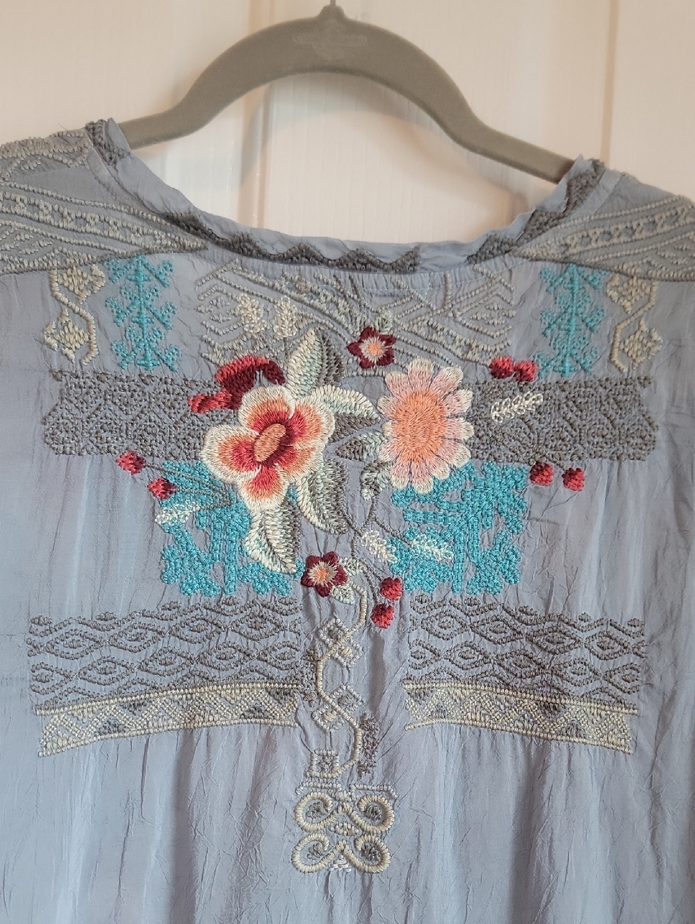 Johnny Was Light Blue Floral Embroidered V-Neck Women's Top Shirt Medium M Flaw - Picture 5 of 7